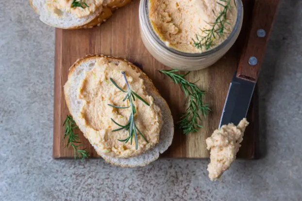 Tostadas paté de atún casero