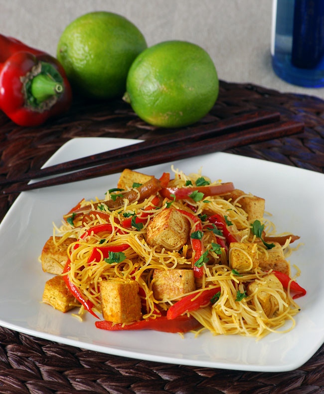 Fideos de arroz con salteado de tofu y pimiento