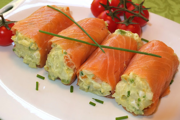 Rollitos, salmón y ensaladilla