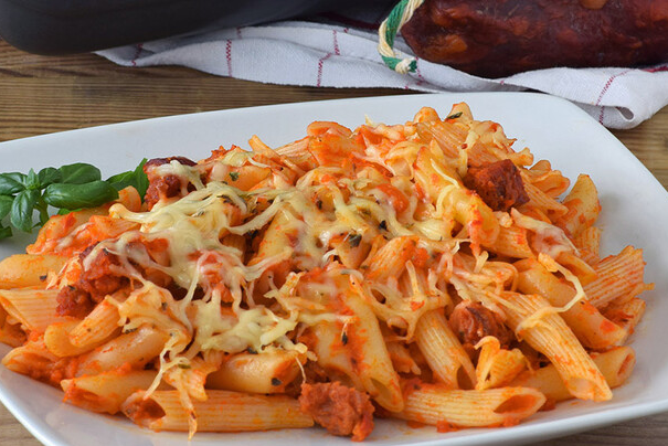 Macarrones, chorizo y jamón